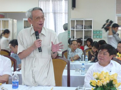 Hậu quả khôn lường từ viết báo 'bịa' Nhà báo lão thành Đỗ Phượng phát biểu tại hội thảo Ảnh: P.C