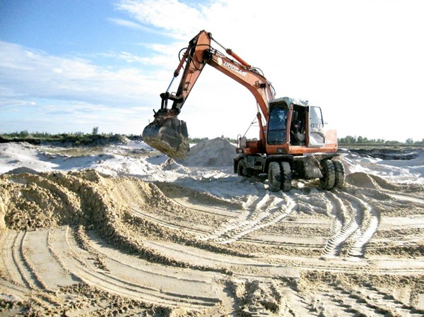 'Cát tặc' lộng hành Cánh đồng bị cát tặc đào bới nham nhở