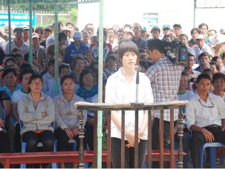 Nhận 9 tháng tù vì tát CSGT, cô gái ngất xỉu Nhận 9 tháng tù vì tát CSGT, cô gái ngất xỉu