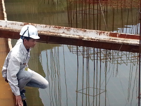 Sắt thép hoen gỉ giữa công trường ai chịu? Sắt thép hoen gỉ vì phơi nắng mưa