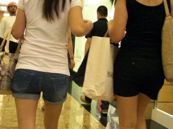UAE: tranh cãi về trang phục mát mẻ Nhiều người dân UAE, kể cả nước ngoài, phản đối việc phụ nữ nước ngoài ăn mặc mát mẻ như thế này tại các trung tâm mua sắm ở Dubai - Ảnh: CNN