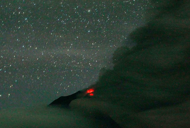 Indonesia: Sơ tán 15.000 dân vì núi lửa hoạt động Núi lửa Sinabung phùn trào ngày 24/11/2013 nhìn từ làng Tiga Pancur ở Karo, phía bắc Sumatra, Indonesia