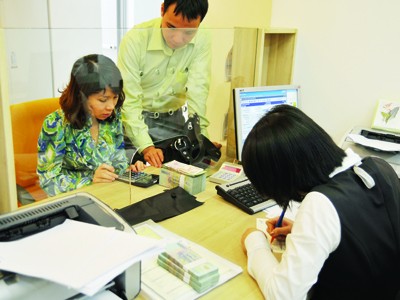 Bất ngờ tăng lãi suất cơ bản lên 9% Lãi suất huy động và cho vay sẽ tăng khi lãi suất cơ bản được điều chỉnh. Ảnh: Hồng Vĩnh