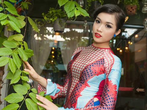 Lệ Hằng nổi bật với áo dài nhiều màu sặc sỡ Lệ Hằng nổi bật với áo dài nhiều màu sặc sỡ