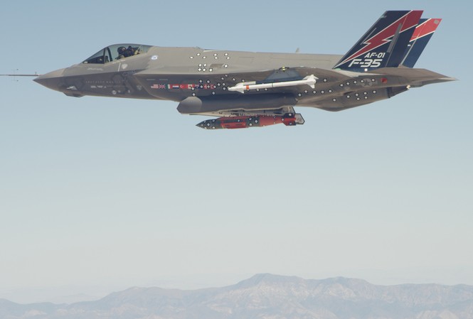 F-35A lần đầu tiên thả bom GUB-31 F-35A lần đầu tiên thả bom GUB-31