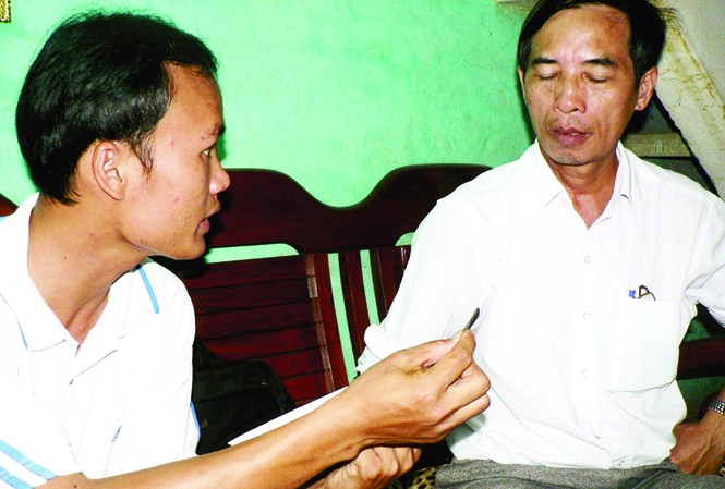 Đại gia đình truyền giữ ngọc rắn cứu người Gia đình chị Hiền trao đổi về công dụng của viên ngọc rắn thần kỳ. Ảnh: Nguyễn Huy