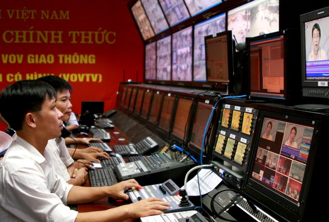 Hà Nội : Ùn tắc giao thông lên sóng truyền hình trực tiếp Biên tập viên đang xử lý thông tin từ các camara và thông tin của các phóng viên từ hiện trường gửi về.