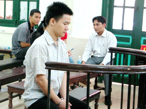 Cán chết người giữa phố, lái 'xe điên'bị tuyên ba năm tù Cán chết người giữa phố, lái 'xe điên'bị tuyên ba năm tù