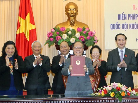 Chủ tịch Quốc hội ký chứng thực Hiến pháp Chủ tịch Quốc hội ký chứng thực Hiến pháp