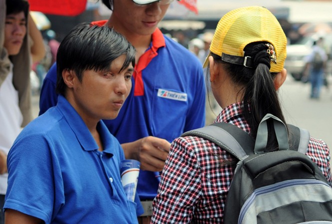 Tình nguyện viên khiếm thị Bùi Văn Phai hướng dẫn thí sinh đi xe buýt đến địa điểm trọ