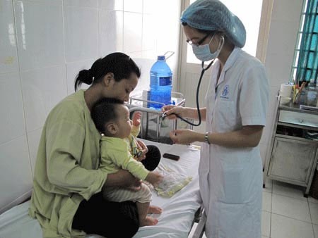 Hà Nội: 8 bé nhập viện sau tiêm vắc xin Quinvaxem Hà Nội: 8 bé nhập viện sau tiêm vắc xin Quinvaxem