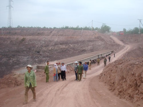 Dân 'đòi đường', bị vệ sỹ đánh Người dân tụ tập ngăn cản đơn vị thi công