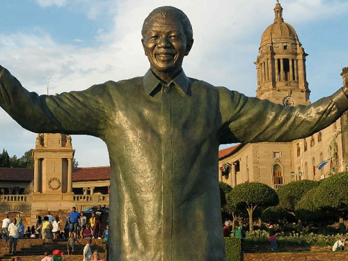 Nam Phi khánh thành tượng Nelson Mandela cao 9m Bức tượng cố tổng thống Nelson Mandela cao 9m giữa Tòa nhà Liên bang