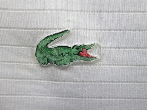 Lacoste bị tố áo tiền triệu giặt 4 lần phai logo Lacoste bị tố áo tiền triệu giặt 4 lần phai logo