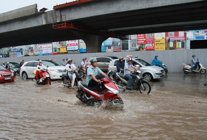 Mưa lớn, phương tiện 'bơi' trên đường Hà Nội Mưa lớn, phương tiện 'bơi' trên đường Hà Nội