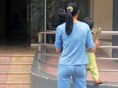 Nhân viên dâng ôsin lấy lòng sếp Nhân viên dâng ôsin lấy lòng sếp