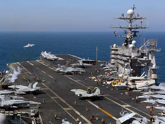‘Quái vật' X-47B trên tàu sân bay’ ‘Quái vật' X-47B trên tàu sân bay’