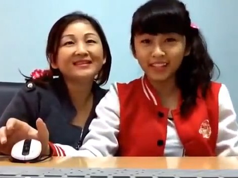 Clip: Mẹ con nữ sinh ‘lên nóc nhà’ hát ‘con bướm xuân’ Clip: Mẹ con nữ sinh ‘lên nóc nhà’ hát ‘con bướm xuân’
