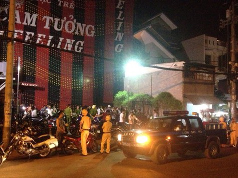 Cảnh sát ập vào quán bar, hàng trăm dân chơi hỗn loạn Cảnh sát ập vào quán bar, hàng trăm dân chơi hỗn loạn
