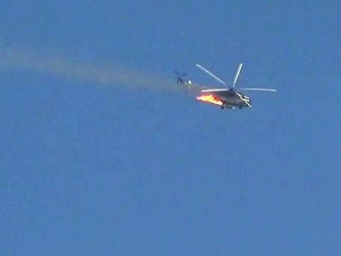 Nổi dậy Syria bắn hạ trực thăng quân chính phủ Hình ảnh chiếc trực thăng bị bắn hạ - Ảnh: dawn.com