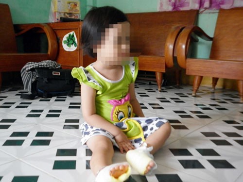 Phạt trẻ đứng ngoài nắng, cô giáo bị thôi việc Phạt trẻ đứng ngoài nắng, cô giáo bị thôi việc