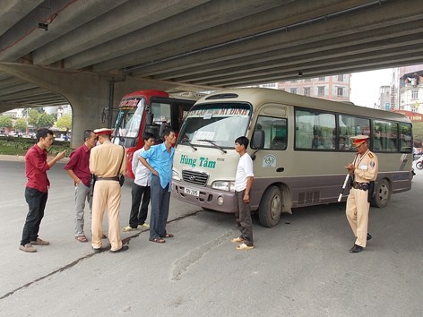 Nhốt hơn 40 xe khách vi phạm Nhốt hơn 40 xe khách vi phạm