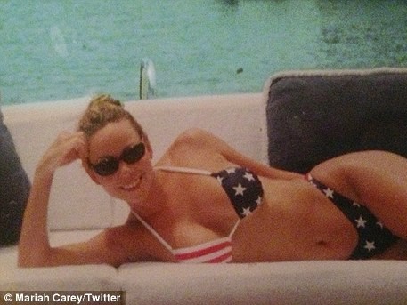 Mariah Carey mừng quốc khánh với bikini in cờ Mỹ Mariah Carey mừng quốc khánh với bikini in cờ Mỹ