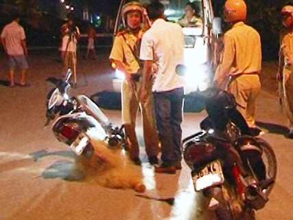 Dùng bùi nhùi bắt 'quái xế': CSGT Hà Nội nói gì? Dùng bùi nhùi bắt 'quái xế': CSGT Hà Nội nói gì?
