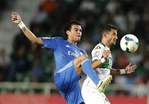 Ronaldo cứu Real với pha phạt đền tranh cãi Ronaldo cứu Real với pha phạt đền tranh cãi