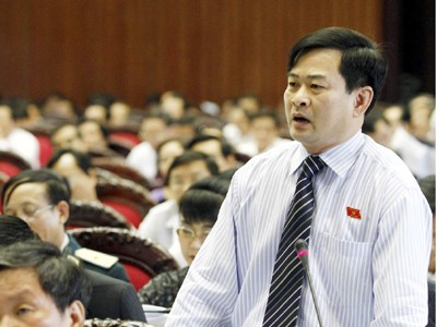 Lãi suất cao bóp nghẹt sản xuất ĐB Nguyễn Đình Quyền đặt vấn đề: Vì sao Ngân hàng Nhà nước bất lực trước hiện tượng lãi suất ngầm Ảnh: Hồng Vĩnh