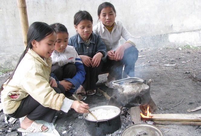 Nhiều học sinh con hộ nghèo chậm được nhận tiền hỗ trợ Học sinh xã Bát Mọt, huyện Thường Xuân, Thanh Hóa còn nhiều khó khăn khi đến trường. Ảnh: Hoàng Lam