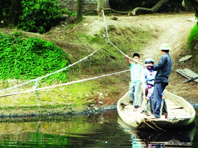 'Đu dây' qua sông Nhuệ ở Hà Nội 'Đu dây' qua sông Nhuệ ở Hà Nội