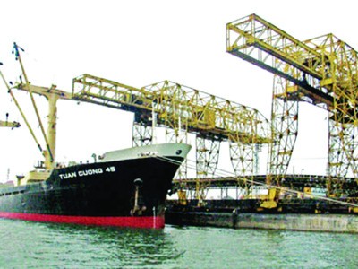 Điện sẽ tăng giá theo than Thiết bị rót than xuống tàu của Cty Tuyển than Cửa Ông tại Cảng Cẩm Phả