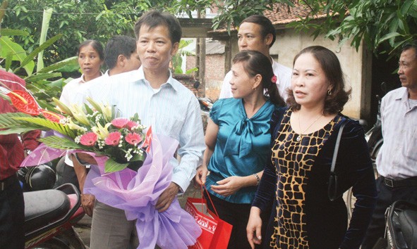 Hỗ trợ mọi mặt gia đình người bị tù oan 10 năm Hỗ trợ mọi mặt gia đình người bị tù oan 10 năm