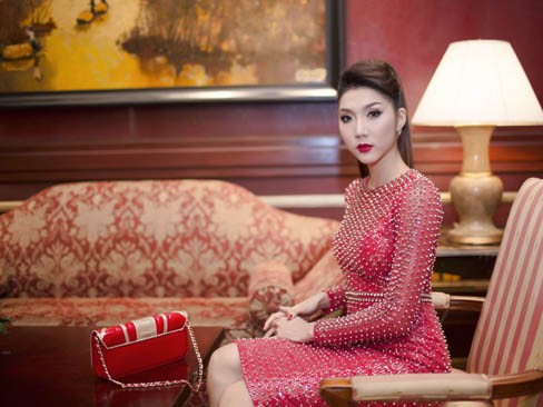 Ngọc Quyên gai góc với váy và giày tán đinh nhọn Ngọc Quyên gai góc với váy và giày tán đinh nhọn