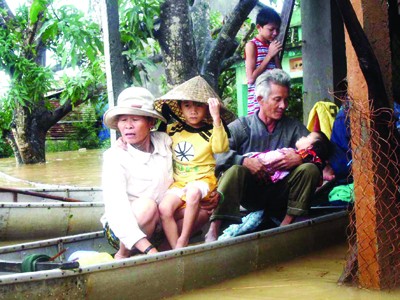 Quảng Ngãi chìm trong lũ Di dời dân ở xã Bình Minh (Bình Sơn) Ảnh: P.Đ