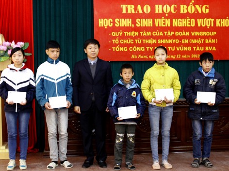 Trao học bổng học sinh sinh viên nghèo vượt khó ở Hà Nam Trao học bổng học sinh sinh viên nghèo vượt khó ở Hà Nam