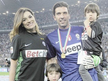 Buffon bỏ vợ á hậu vì vướng lưới tình? Buffon bỏ vợ á hậu vì vướng lưới tình?