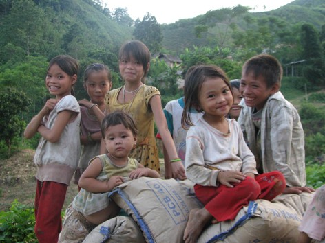 Trung thu hướng về trẻ em dân tộc miền núi Trung thu hướng về trẻ em dân tộc miền núi