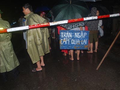 Ôtô 7 chỗ bị lũ cuốn trôi, 5 người mất tích Ôtô 7 chỗ bị lũ cuốn trôi, 5 người mất tích