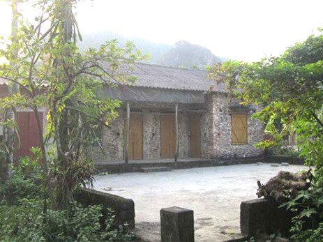 Giở trò với sơn nữ 14 tuổi trong nhà hoang Giở trò với sơn nữ 14 tuổi trong nhà hoang