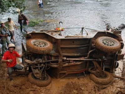 Khốc liệt đua ô tô vượt thác Đambri Khốc liệt đua ô tô vượt thác Đambri