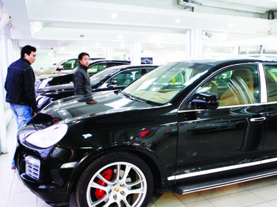 Hàng xa xỉ nhập khẩu vẫn tăng mạnh Ô tô nhập khẩu nguyên chiếc vẫn hút khách trong thời bão giá Ảnh: Hồng Vĩnh