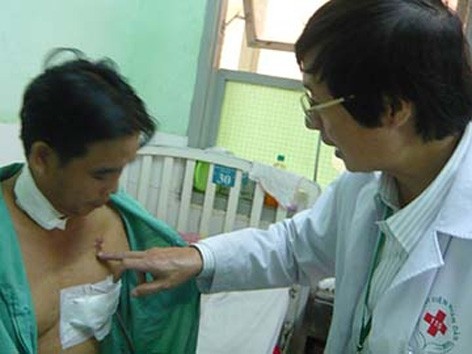 Cứu sống thanh niên nhậu say bị đâm trúng tim Cứu sống thanh niên nhậu say bị đâm trúng tim