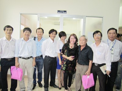 Văn chương đô thị chưa có một Nguyễn Ngọc Tư Các đại biểu đang chụp hình với nhà văn lão thành Nguyễn Quang Sáng (áo đen) tại Hội nghị