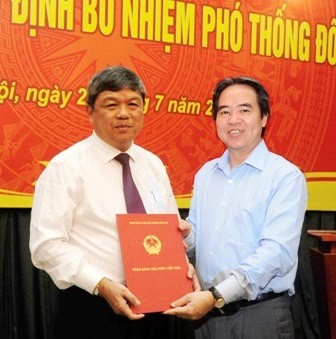 Chánh văn phòng Ngân hàng Nhà nước làm Tổng GĐ Vietcombank Thống đốc Nguyễn Văn Bình (bên phải) trao quyết định bổ nhiệm cho tân Phó thống đốc Nguyễn Phước Thanh. Ảnh: SBV