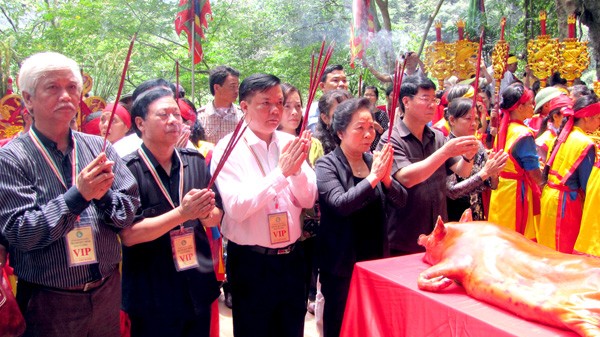 Tưng bừng Lễ hội Tràng An Phó CHủ tịch nước Nguyễn Thị Doan, cùng lãnh đạo tỉnh Ninh Bình thắp hương tại đền Trần