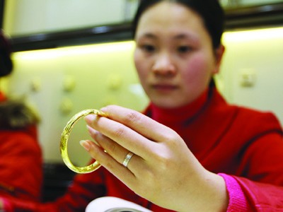 Ổn định tỷ giá đáng lo hơn sốt vàng Rủi ro sẽ rất cao nếu người dân cứ chạy đua theo giá vàng. Ảnh: Xuân Phú