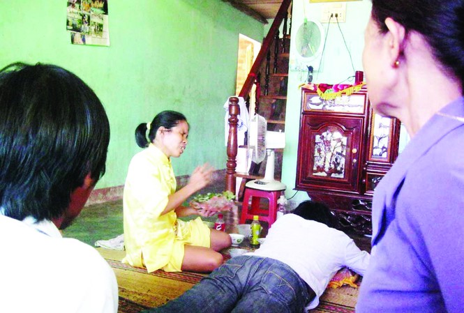 Trực diện thầy lang Bà Danh đang “chữa bệnh” cho phóng viên