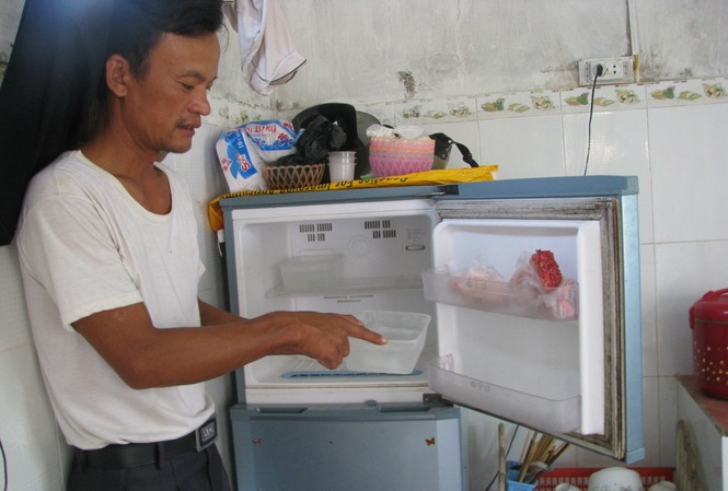 Mua thuốc sâu bỏ vào tủ lạnh hàng xóm Hiện trường tủ lạnh phát hiện ra mùi thuốc sâu. ảnh: Hoàng Lam